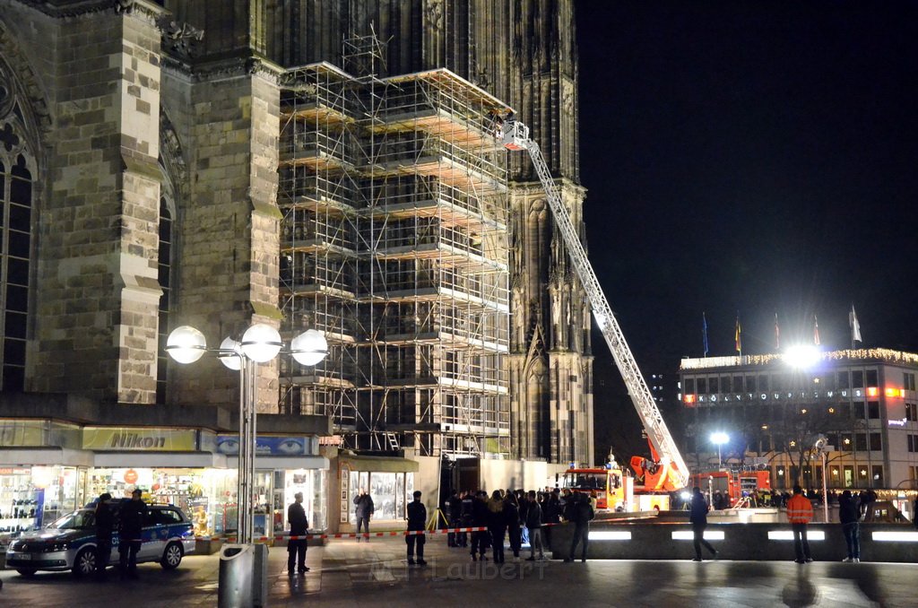 Einsatz BF Aktivisten auf Geruest vom Koelner Dom P247.JPG - Miklos Laubert